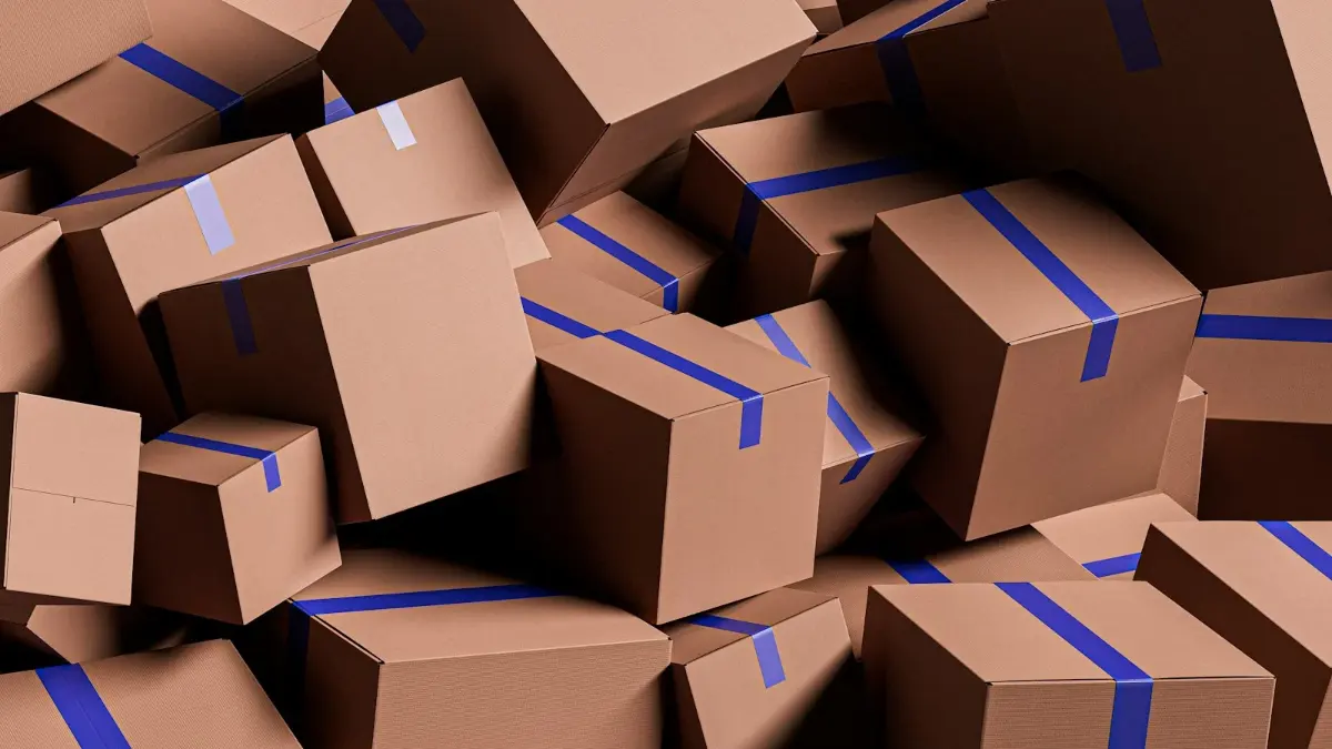 Pila de cajas de cartón de mudanza con cinta azul