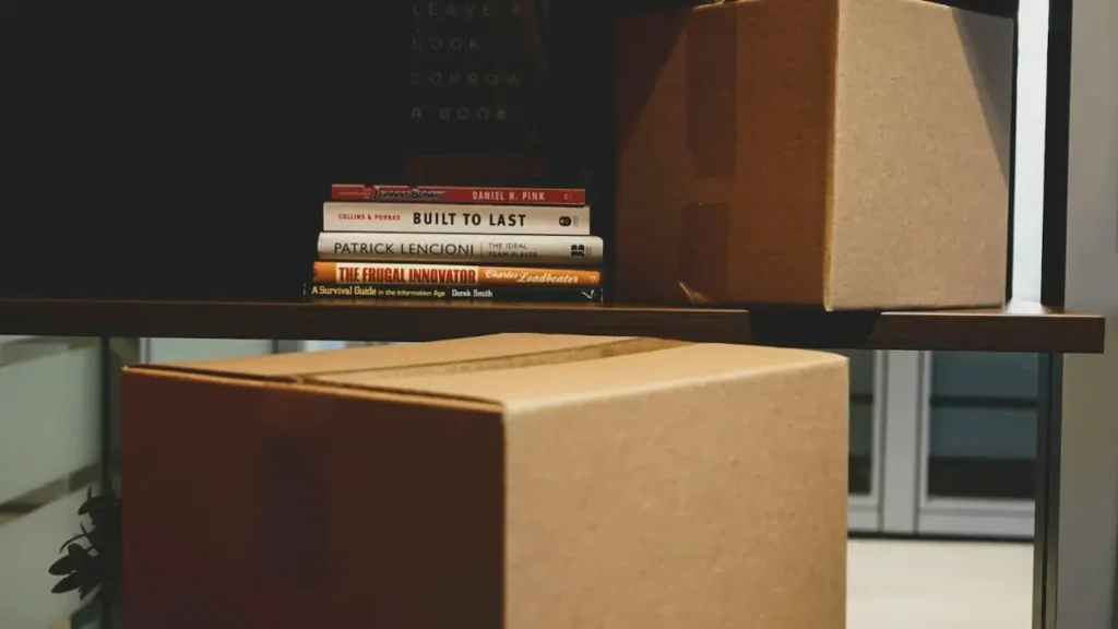 Caja de cartón con libros al lado