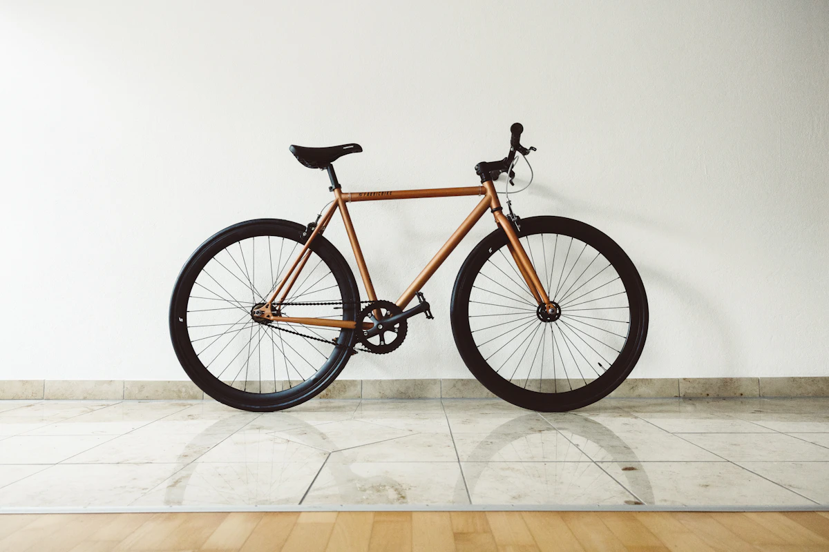 Bicicleta apoyada contra una pared