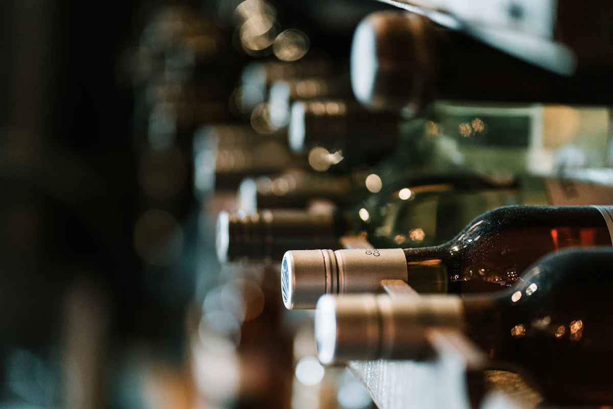 Botellas en una estantería