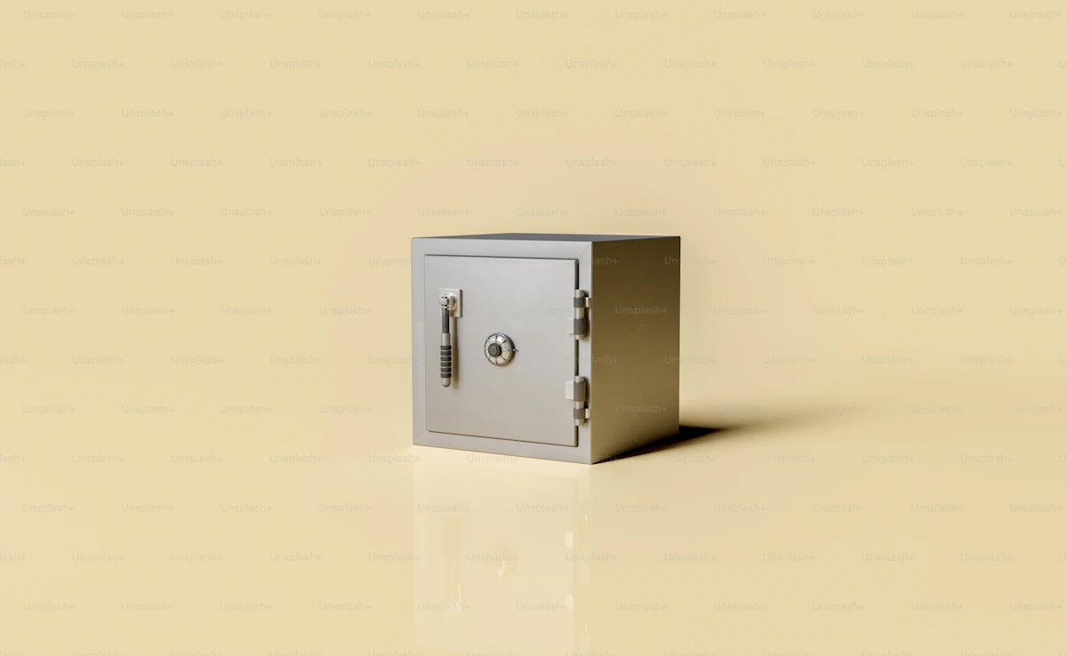 Caja de llaves con combinación fijada a una pared exterior