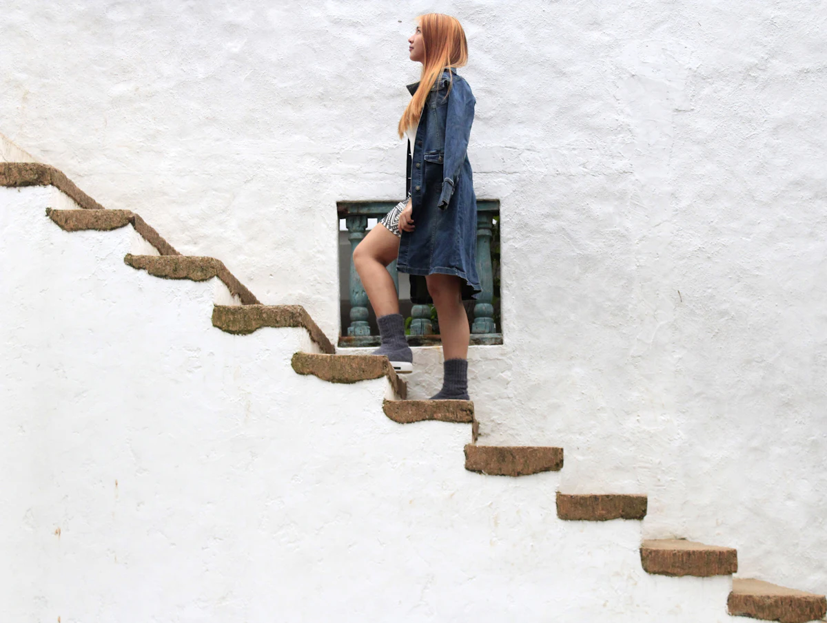 Mujer subiendo unas escaleras