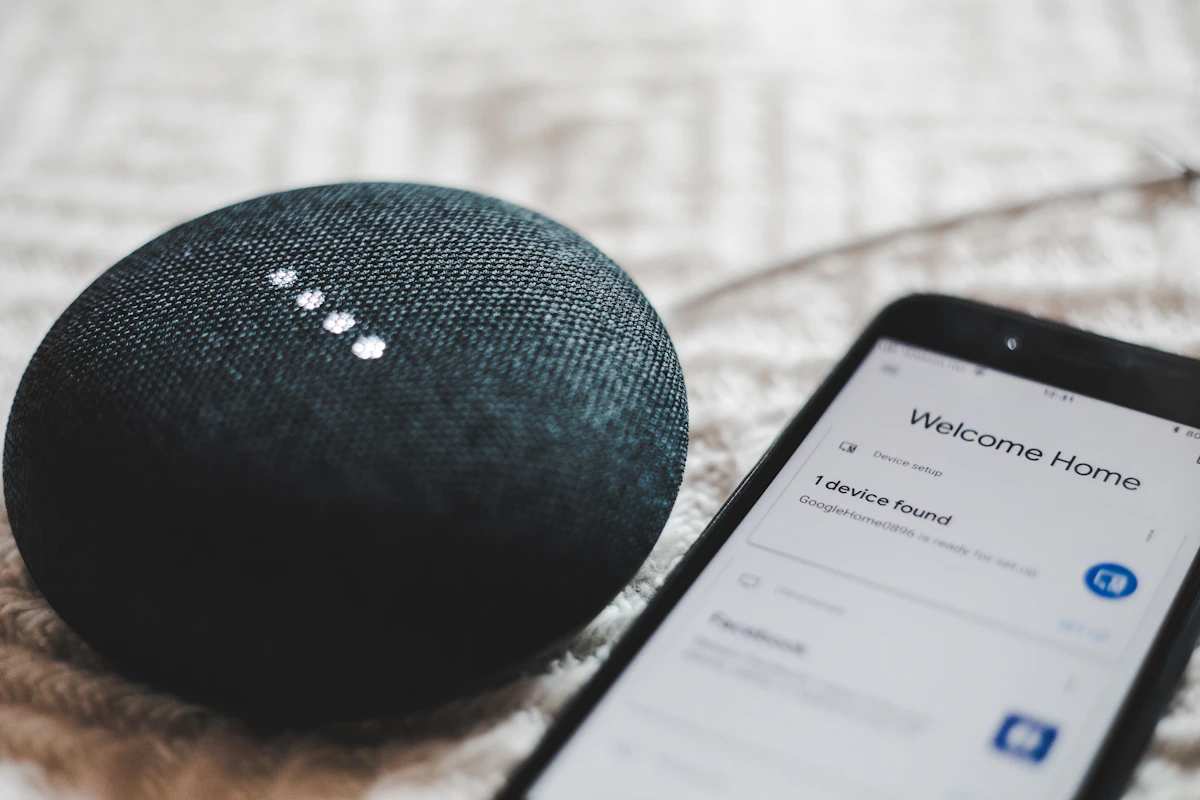 Dispositivos domésticos conectados sobre una mesa