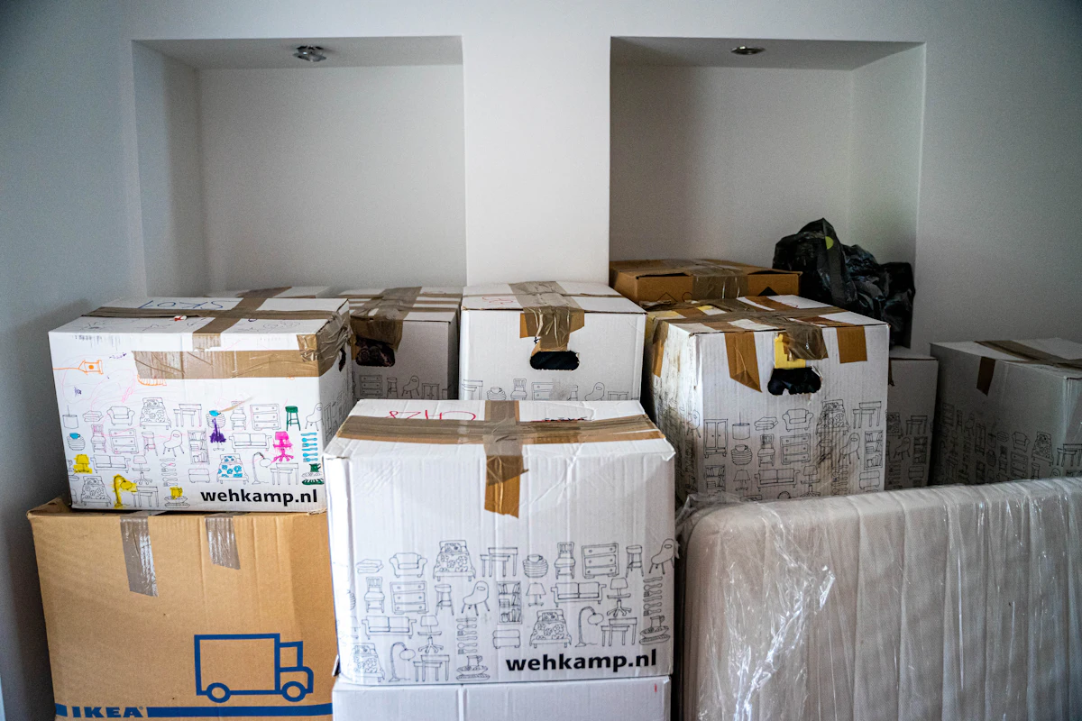 Cajas de cartón marrón sobre una mesa
