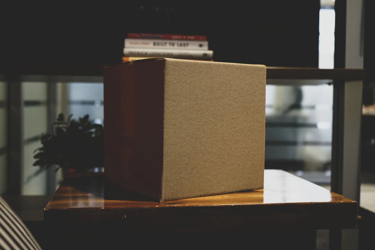 Caja marrón sobre una superficie