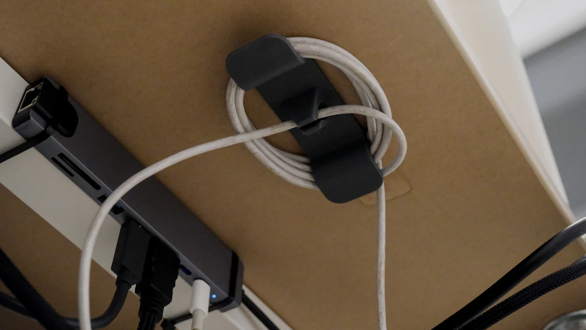 Organizador de cables con un cable enrollado
