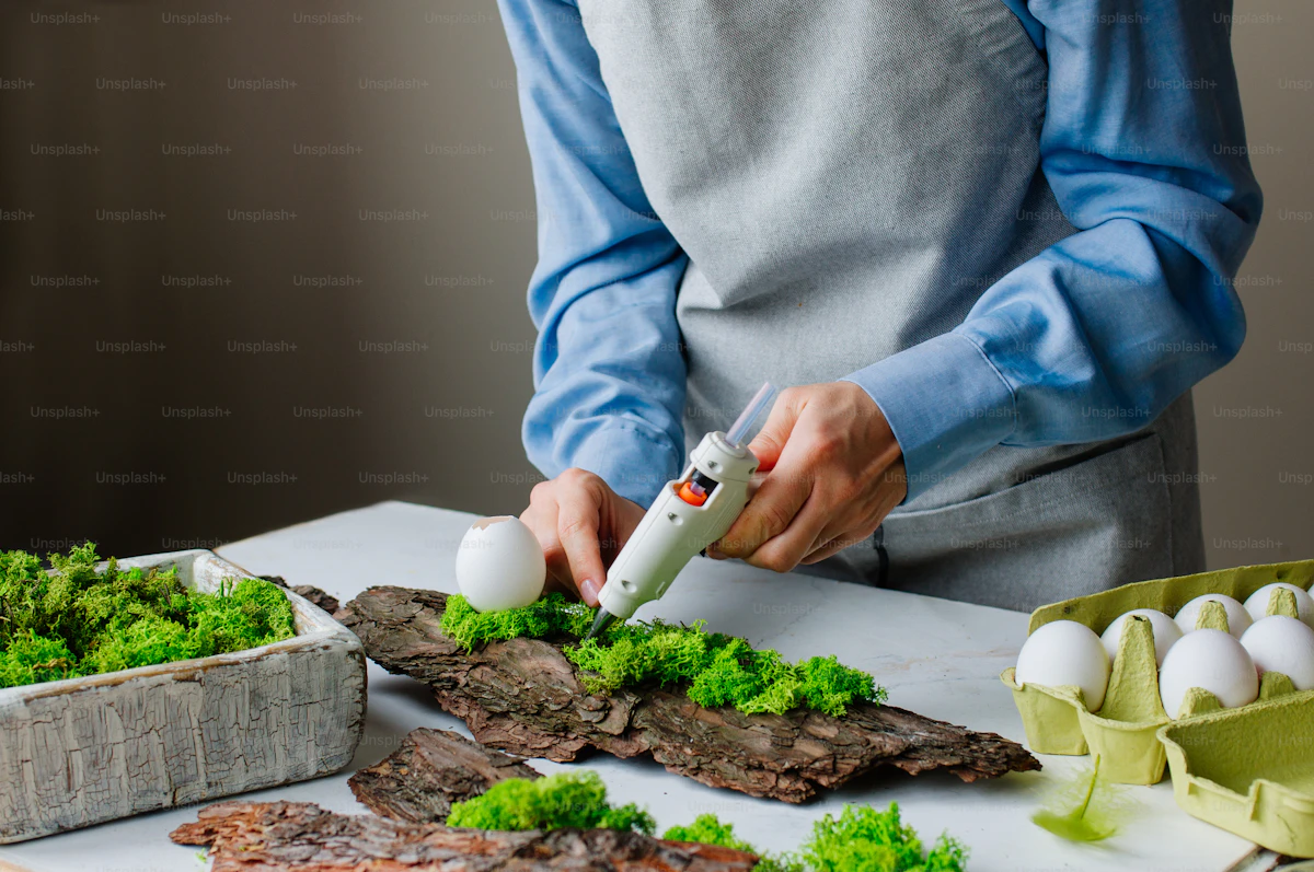 Pistola de calafateo con kit de acabado sellando una junta