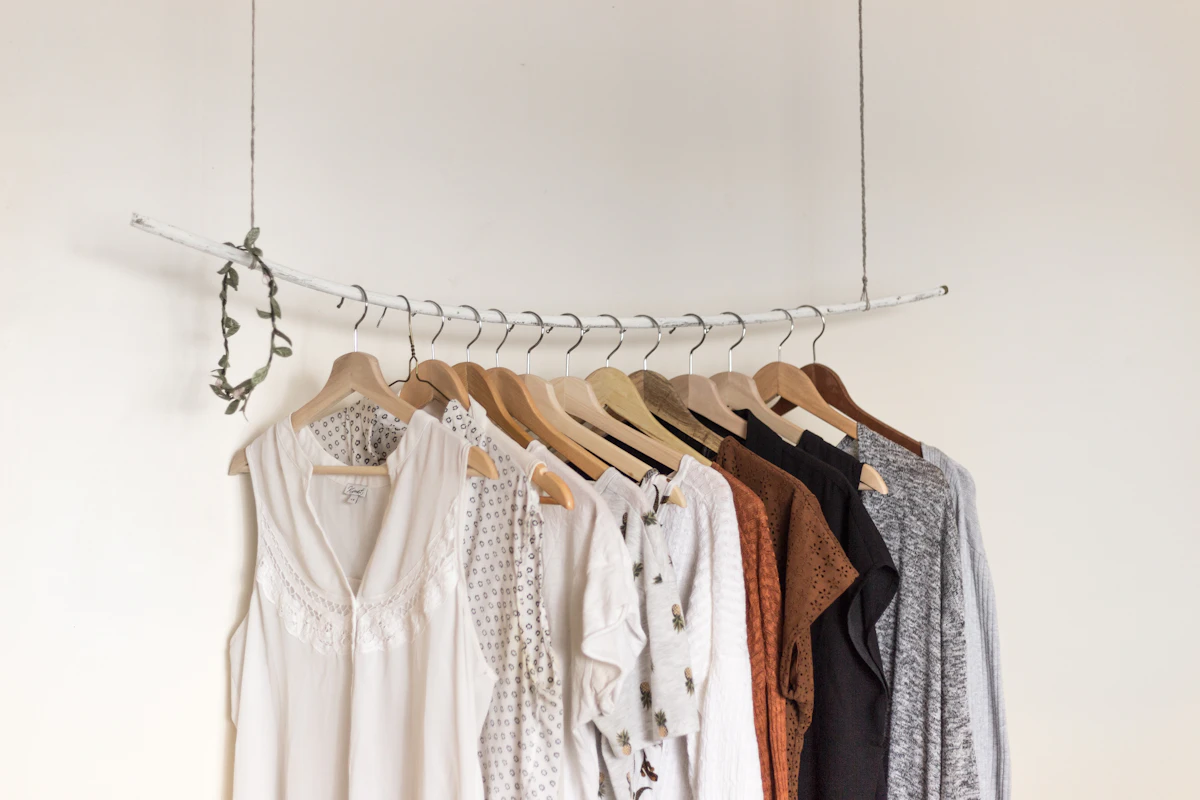 Ropa colgada en perchas de madera