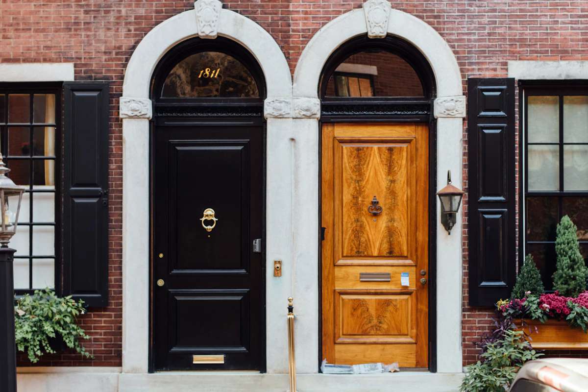 Puerta de entrada de una casa con una cerradura moderna