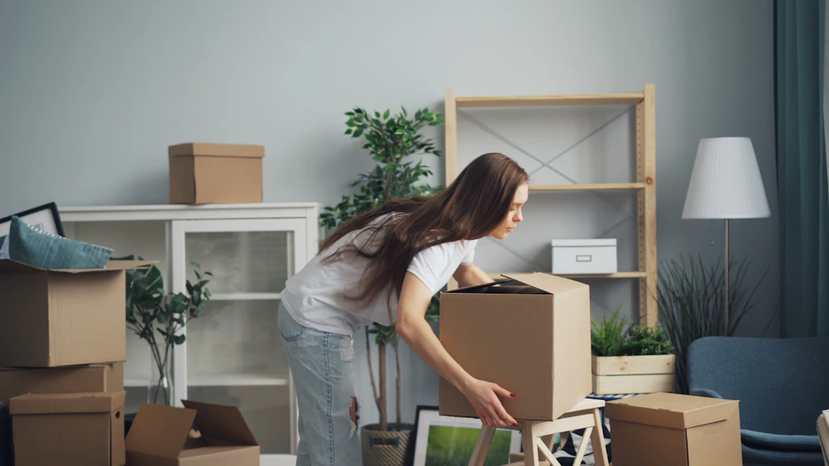 Mujer moviendo cajas en una habitación