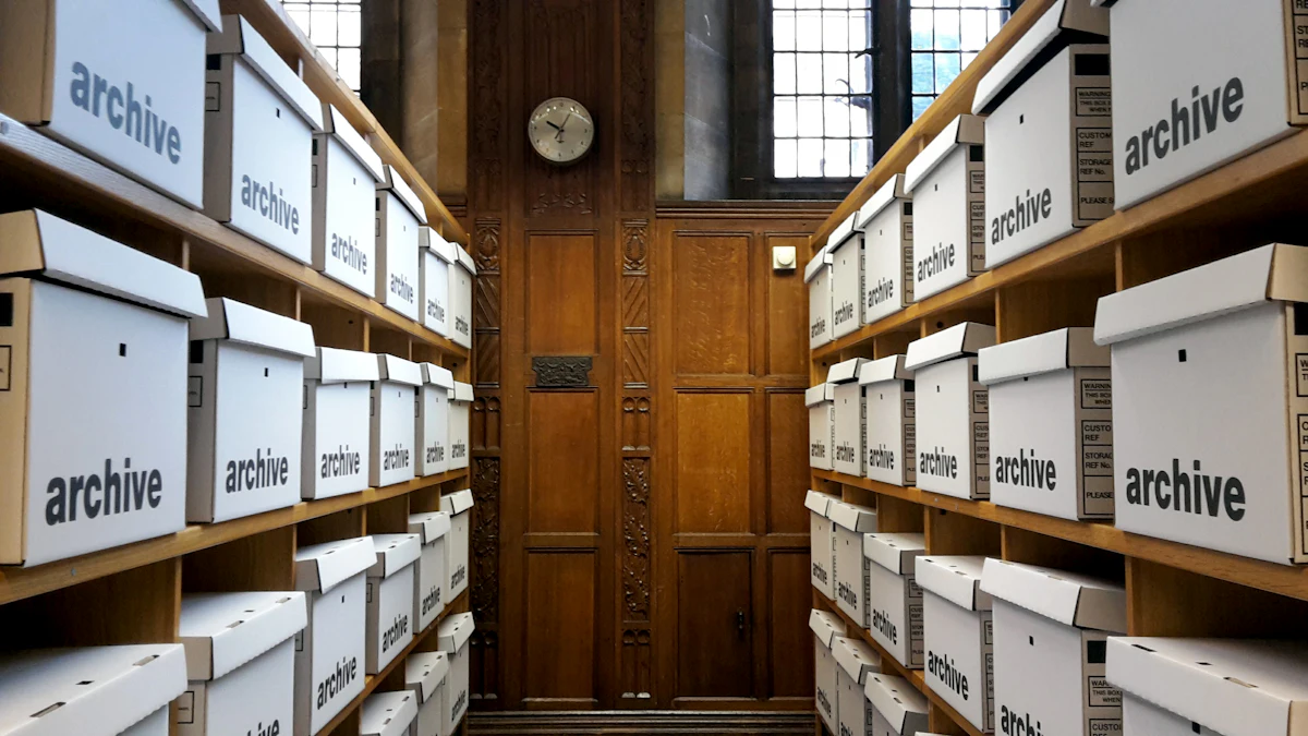 Filas de cajas de archivo blancas en estanterías