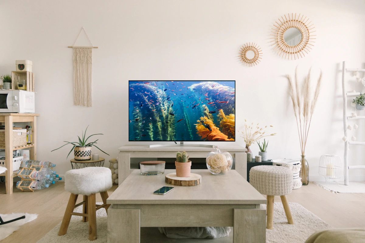 Televisor de pantalla plana en un salón