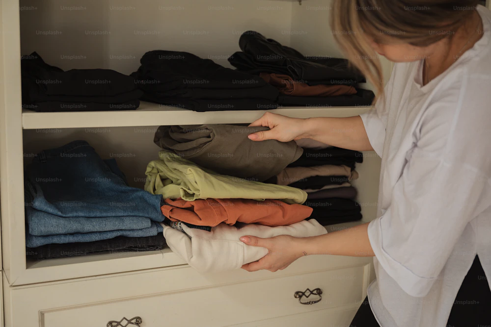 Ropa ordenada en un armario