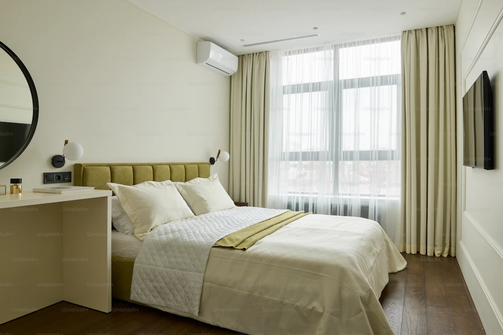 Cortinas junto a una ventana