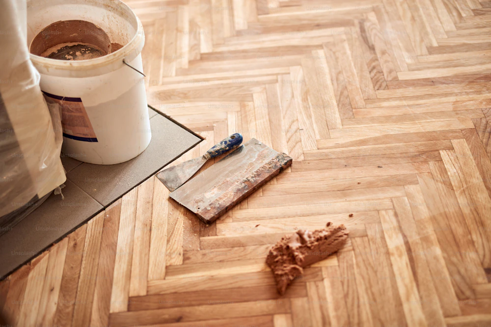 Suelo de madera con muebles