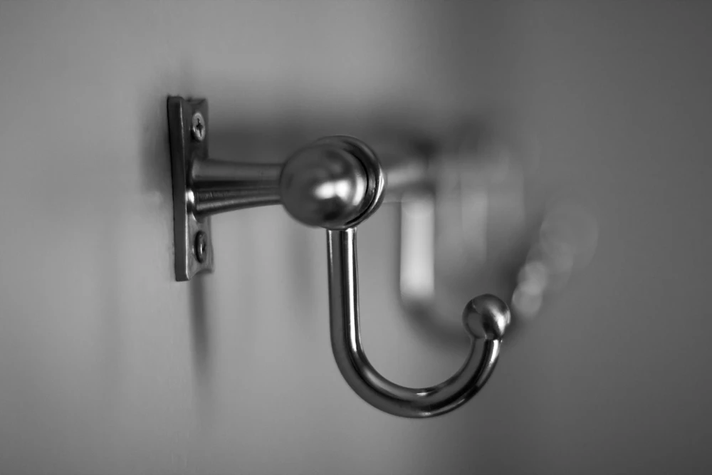 Ganchos adhesivos en una pared