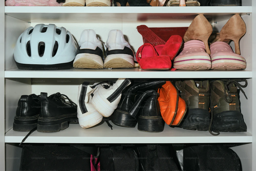 Zapatos ordenados en un recibidor