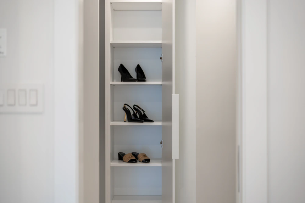Zapatos ordenados en un recibidor
