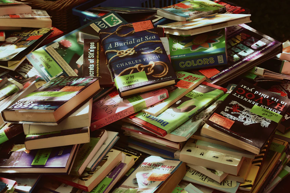 Pila de libros de distintos títulos