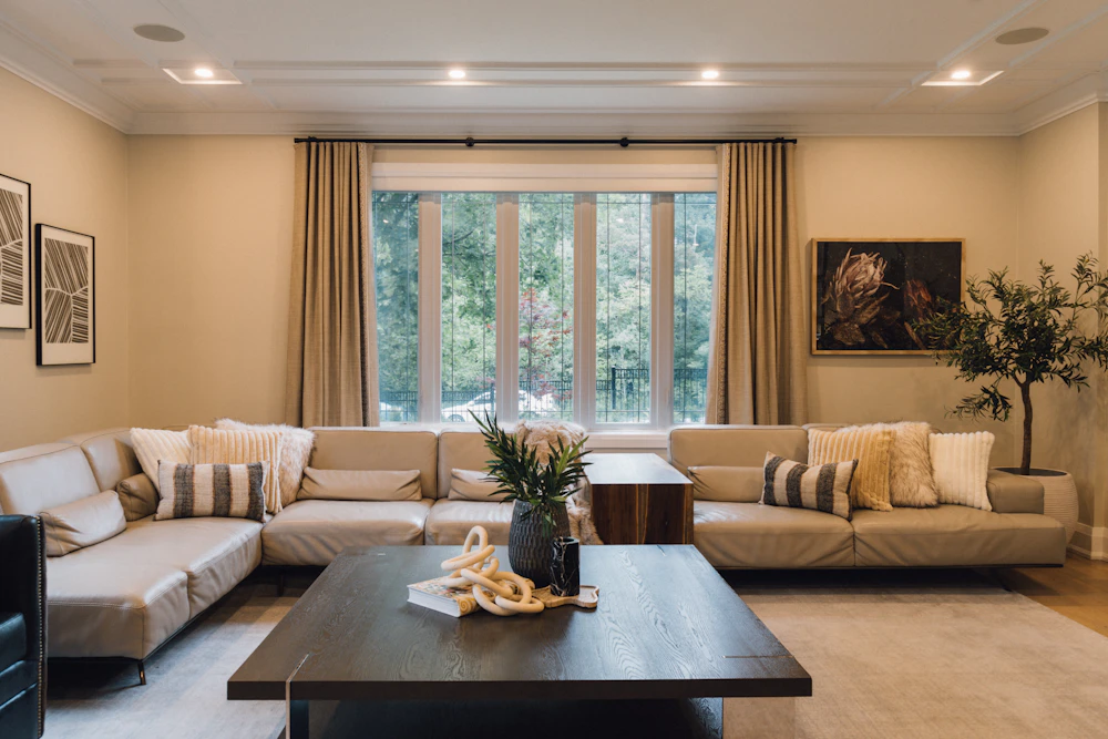 Cortinas junto a una ventana