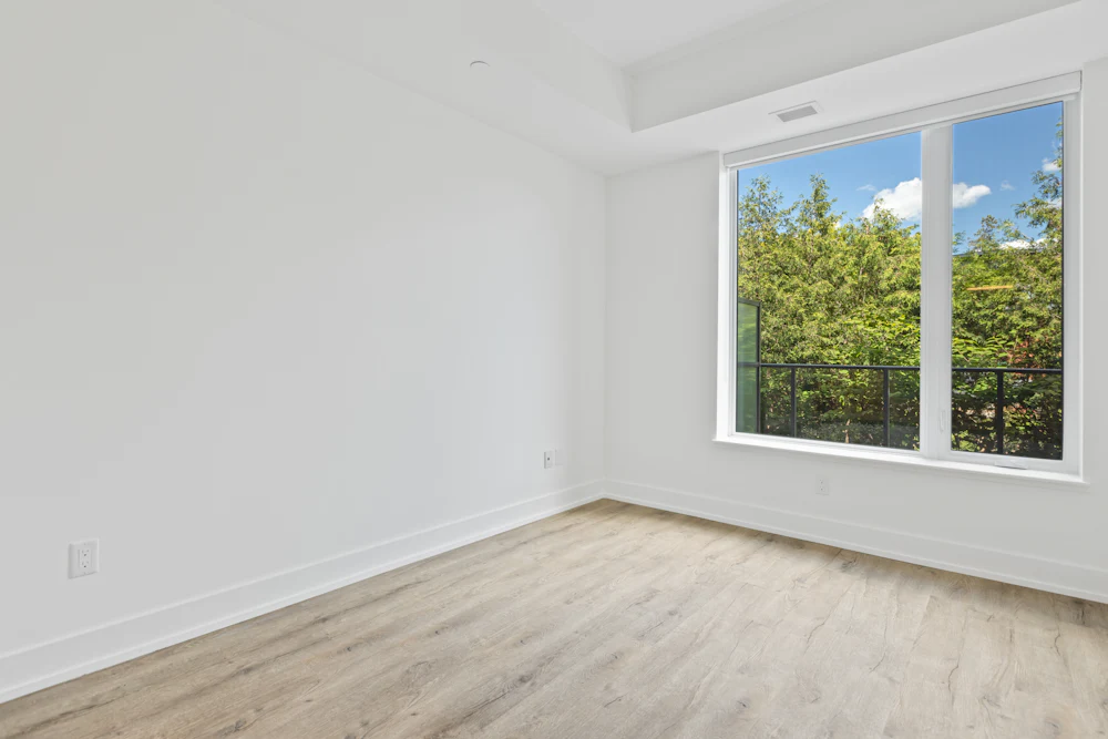 Habitación vacía con una ventana