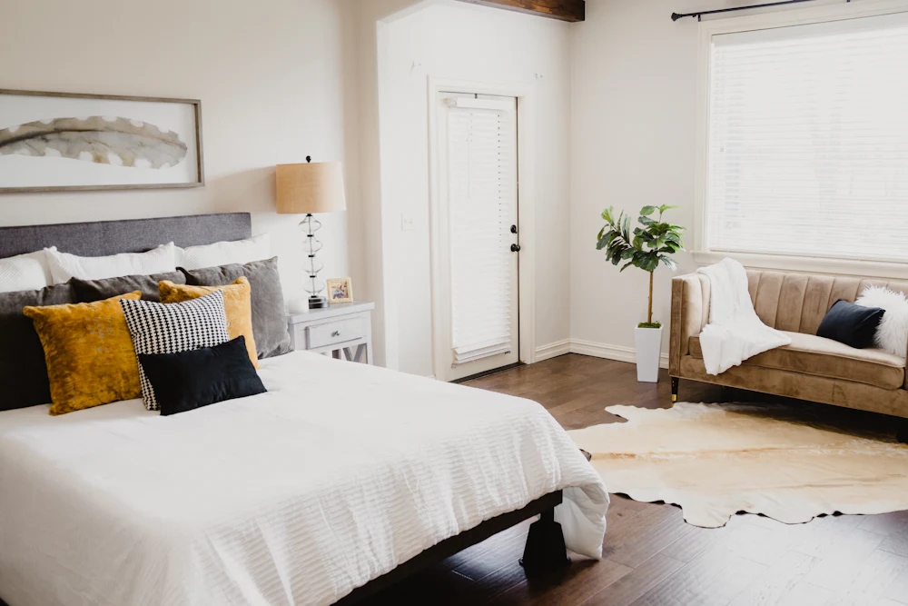 Ropa de cama blanca sobre un colchón