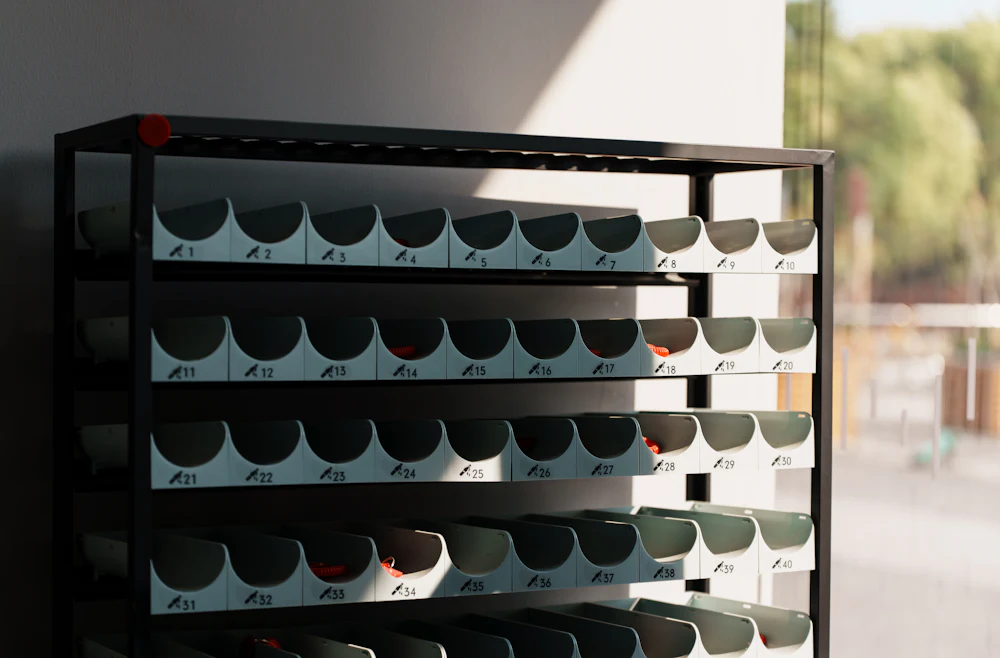Estantería metálica con cajas de plástico