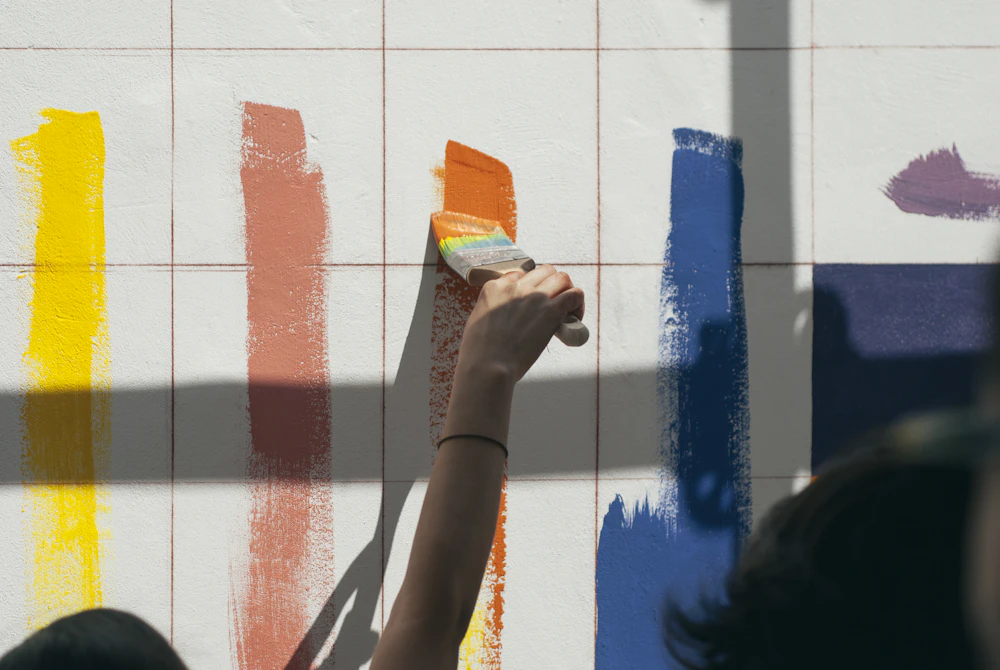 Pintando una pared con rodillo