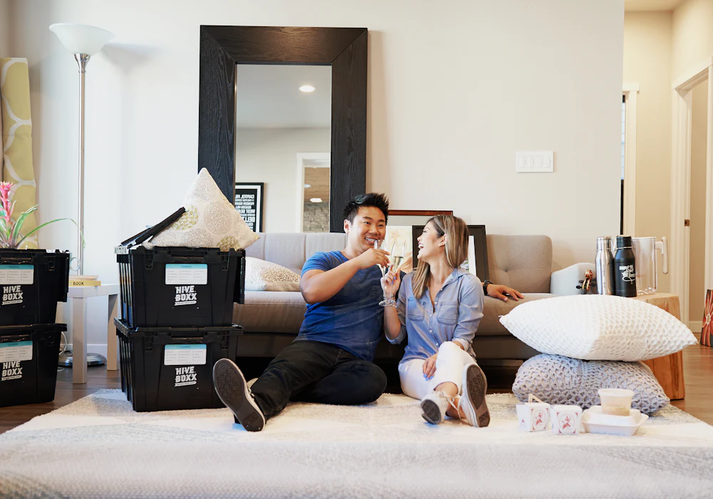 Hombre trasladando un mueble