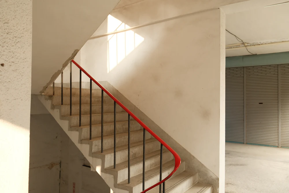 Escalera blanca de un edificio