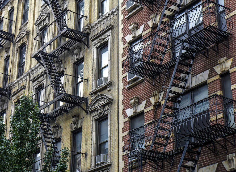 Edificio de apartamentos con escaleras exteriores