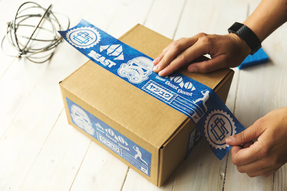 Caja de cartón marrón lista para cerrar