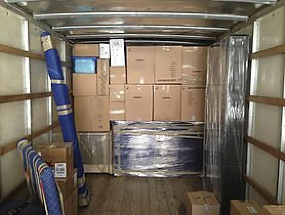 Camión con cajas de mudanza