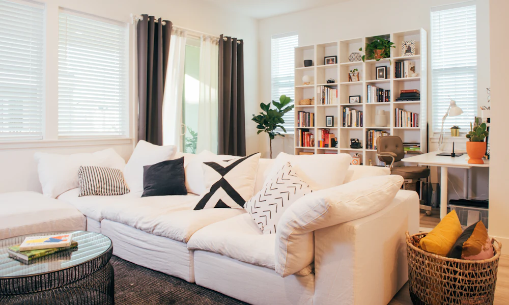 Sala de estar con un televisor y muebles