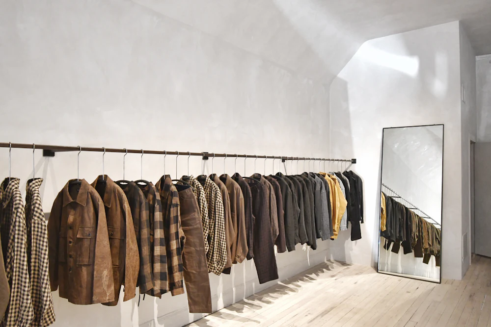 Habitación con ropa colgada en perchas